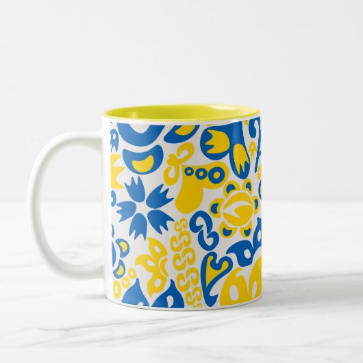 Folklore-Muster mit ukrainischen Flaggenfarben Zweifarbige Tasse (Links)