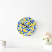 Folklore pattern with Ukrainian flag colors Runde Wanduhr (Zuhause)