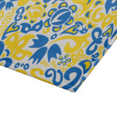 Folklore pattern with Ukrainian flag colors  Schneidebrett (Ecke)