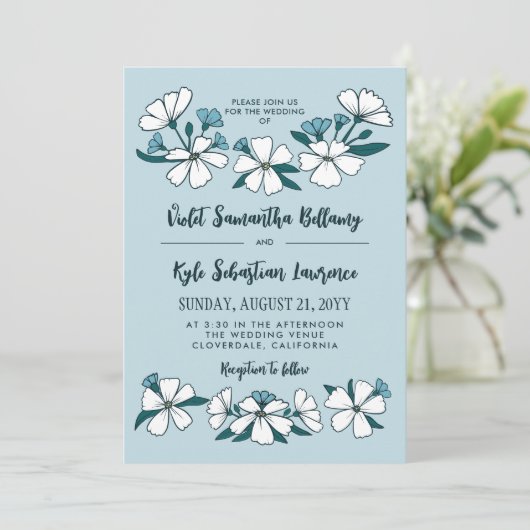 Folksy White Blue Flowers Hochzeit Einladung (Stehend Vorderseite)