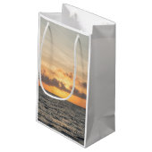 Folly Beach Morning Kleine Geschenktüte (Rückseite Schrägansicht)