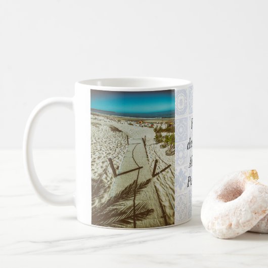 Fonte da Telha Beach in Costa da Caparica Küste. Kaffeetasse (Mit Donut)