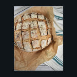 Food Fotografy Loaf von frisch gebackenem Brot Postkarte<br><div class="desc">Auf der Postcard finden Sie ein originelles Fotomogramm von Rebecca Frey,  einem Lebensmittelfotografen,  Stylist und klassisch ausgebildeten Konditoreien-Koch. In diesem Shop finden Sie auch viele weitere Fotoarbeiten,  darunter Nahrung,  Natur,  urbane Landschaften und vieles mehr.</div>