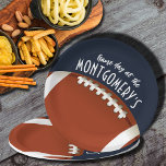 Football Game Day Navy Blue Pappteller<br><div class="desc">Teller in 2 Größen - 9" und 7" mit je einem Fußball auf marineblau und den Worten "Es ist der Game Day!" und Ihrem Namen. Mehr Farben und passende Artikel in unserem Shop.</div>
