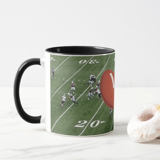 Football Game in Progress Football personalisieren Tasse (Mit Donut)