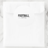 Football Mom modern script Runder Aufkleber (Tasche)