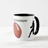 Football Silhouetted Players and Ball personalize Tasse (VorderseiteRechts)