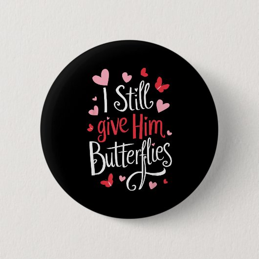 For Couples _ I Still Give Him Butterflies _ Funny Button (Vorderseite)
