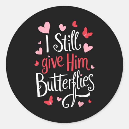 For Couples _ I Still Give Him Butterflies _ Funny Runder Aufkleber (Vorderseite)