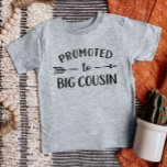 Förderung für Großraumfamilien für Cousin Baby T-shirt<br><div class="desc">Maßgeschneiderte, bedruckte Bekleidung personalisiert mit "Promoted to Big Cousin" Grafik in trendigen modernen Schriftart mit einem boho Pfeil-Design. Ideal für ein Foto zur Schwangerschaftsankündigung oder ein Geschenk für ältere Cousin, wenn das neue Baby ankommt! Verwenden Sie die Entwurfswerkzeuge, um die Farben zu bearbeiten oder eigene Texte und Fotos hinzuzufügen, um...</div>