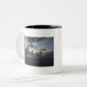 Foreboding Sunset, Puffe Wolken, Nordsee. Zweifarbige Tasse (Vorderseite Links)