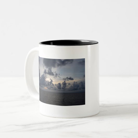 Foreboding Sunset, Puffe Wolken, Nordsee. Zweifarbige Tasse (Vorderseite Links)
