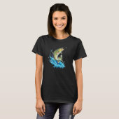 Forelle im Wasser nimmt Köder Spaß beim Fliegenfi T-Shirt (Vorne ganz)