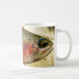 Forellen in Händen Kaffeetasse