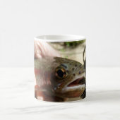 Forellen in Händen Kaffeetasse (Mittel)