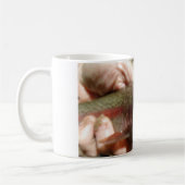 Forellen in Händen Kaffeetasse (Links)