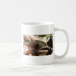 Forellen in Händen Kaffeetasse