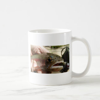 Forellen in Händen Kaffeetasse