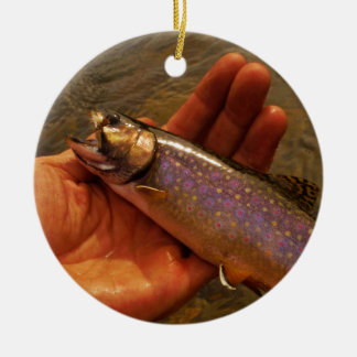 Forellen in Händen Keramikornament