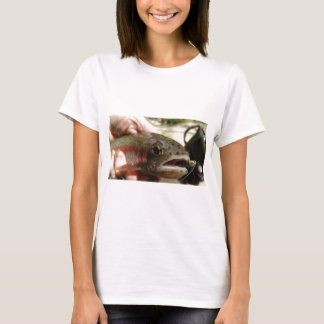 Forellen in Händen T-Shirt