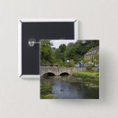 Forellenbach im Dorf Bibury, Button (Vorne & Hinten)