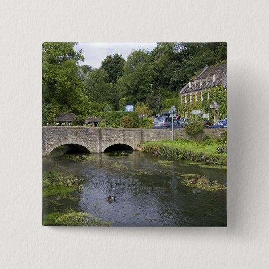 Forellenbach im Dorf Bibury, Button (Vorderseite)