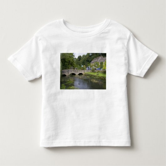 Forellenbach im Dorf Bibury, Kleinkind T-shirt (Vorderseite)