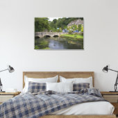 Forellenbach im Dorf Bibury, Leinwanddruck (Insitu (Schlafzimmer))