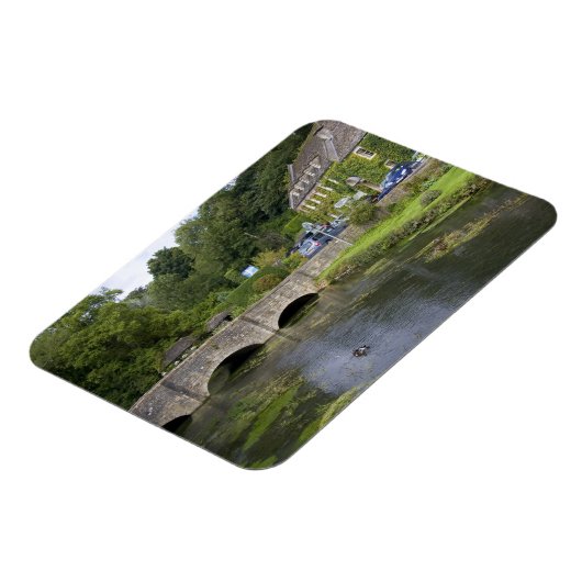 Forellenbach im Dorf Bibury, Magnet (Linke Seite)