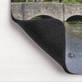 Forellenbach im Dorf Bibury, Mousepad (Ecke)