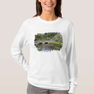 Forellenbach im Dorf Bibury, T-Shirt