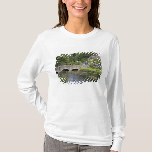 Forellenbach im Dorf Bibury, T-Shirt (Vorderseite)