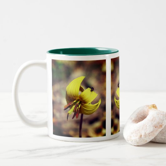 Forellenlilie und -freund zweifarbige tasse (Mit Donut)
