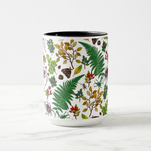 Forest berries, leaves and bugs on white tasse (Zentrum)