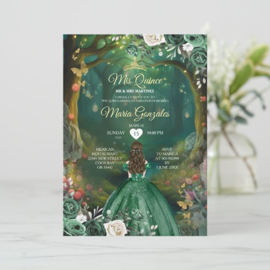 Forest Enchanted Emerald Green Quinceañera Einladung (Stehend Vorderseite)