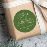 Forest Green Merry & Verheiratet New Weds Weihnach Runder Aufkleber<br><div class="desc">Elegantes und romantisches Wirbles Kalligrafieschrift "Merry & Verheiratet" mit Namen und Jahr. Für eine weiter gehende Anpassung dieses Designs klicken Sie bitte auf den BUTTON BLAU DESIGN TOOL oben!</div>