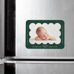 Forest Green Modern Scalloped Birth Ankündigung Magnet<br><div class="desc">Moderner Geburtsankündigungsmagnet mit dem Foto Ihres Babys in einem waldgrünen Skallopierrahmen. Personalisieren Sie den Wald-Grün-Ankündigungs-Magneten,  indem Sie den Namen Ihres Babys und zusätzliche Informationen in weißer Schrift.</div>