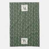 Forest Green und Beige Monogram Name Christmas Geschirrtuch (Vertikal)