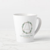 Forest Green Wreath Monogram Family Name Keepsake Milchtasse (Rechte Ecke)