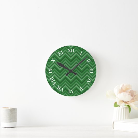Forest Green Zig Zag Muster mit bearbeitbaren Zahl Runde Wanduhr (Zuhause)