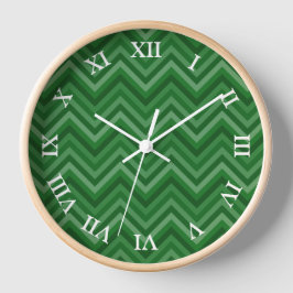 Forest Green Zig Zag Muster mit bearbeitbaren Zahl Runde Wanduhr
