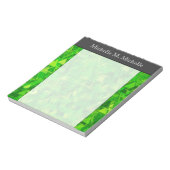 "Forest" grünes Dreieck Formen Muster + Name Notizblock (Rotiert)