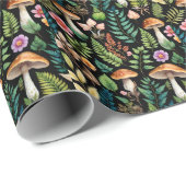 Forest Mushroom Fern Muster Schwarzer Hintergrund Geschenkpapier (Rolleneckpunkt)