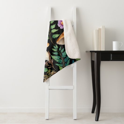 Forest Mushroom Fern Muster Schwarzer Hintergrund Sherpadecke (Beispiel)