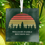Forest Sunset Camping Trip Custom Family Wiederseh Ornament Aus Glas<br><div class="desc">Coole passende Wiedersehen Weihnachtsschmuck für die ganze Gruppe auf einem Naturausflug oder Camping. Diese Sondergeschenke mit Sake bieten einen schönen Vintagen Sonnenuntergang über einem Wald mit hübschen Bäumen unter Ihrem personalisierten Text.</div>