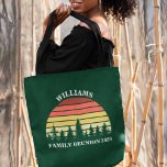 Forest Sunset Camping Trip Custom Family Wiederseh Tasche<br><div class="desc">Cool passende Familien Wiedersehen Tote Taschen in grün für die ganze Gruppe zu einem Natur-Ausflug oder Camping-Ausflug bringen. Diese Sondergeschenke mit Sake bieten einen schönen Vintagen Sonnenuntergang über einem Wald mit hübschen Bäumen unter Ihrem personalisierten Text.</div>