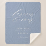 Forever & Ever Dusty Blue Calligraphy Wedding Gift Sherpadecke<br><div class="desc">Ein Hochzeitsgeschenk mit dem Begriff "ewig und immer" als Schlagzeile in weißem,  modernen Kalligraphie-Schriftart auf staubblauem Hintergrund. Personalisieren Sie die Namen des Paares und das Hochzeitsdatum.</div>