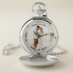 Forever in der Liebe Hochzeitstag Foto Pocket W Taschenuhr<br><div class="desc">Behalt deinen bedeutendsten anderen nah mit diesem Foto Jubiläum zu halten Foto,  Stimmung,  Name,  Ehe und Anzahl der Jahre verheiratet.  Composite Design von Holiday Hearts Designs.</div>