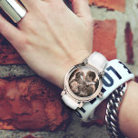 Forever Love Sprichwort Fotovorlage Armbanduhr<br><div class="desc">Diese schöne Uhr hat ein rosa goldenes Gesicht / Rahmen und weiße Band. Fügen Sie Ihr spezielles Foto hinzu und personalisieren Sie es mit handgeschriebenem Skripttext ganz unten. Beispielworte sind: "Unsere Liebe ist für immer", oder sie ändern. Diese feminine Armbanduhr ist ein hübsches Geschenk für eine Ehefrau oder Freundin. Ihr...</div>