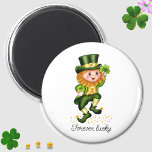 Forever Lucky Green Gnome & Clover auf Weiß Magnet<br><div class="desc">Niedlich für immer ein grüner Gnome mit Klee und goldenem Konfetti auf weißem Hintergrund. Text kann personalisiert sein. Text nur auf der Vorderseite.</div>